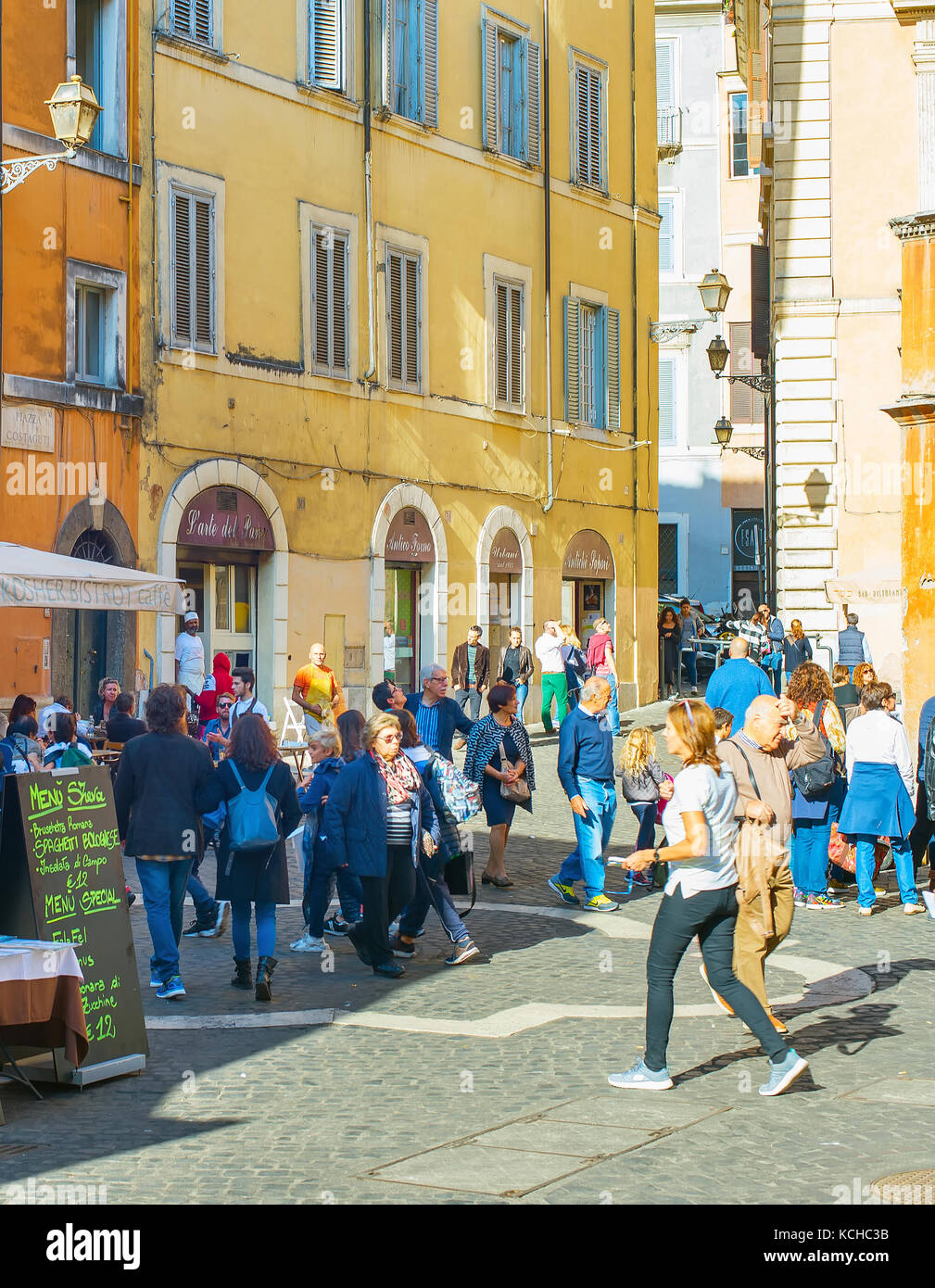 Rome, Italie - nov 01, 2016 : les gens marcher sur rue de la vieille ville de Rome. Rome est la 3ème ville la plus visitée de l'UE, après Londres et Paris, et réc Banque D'Images