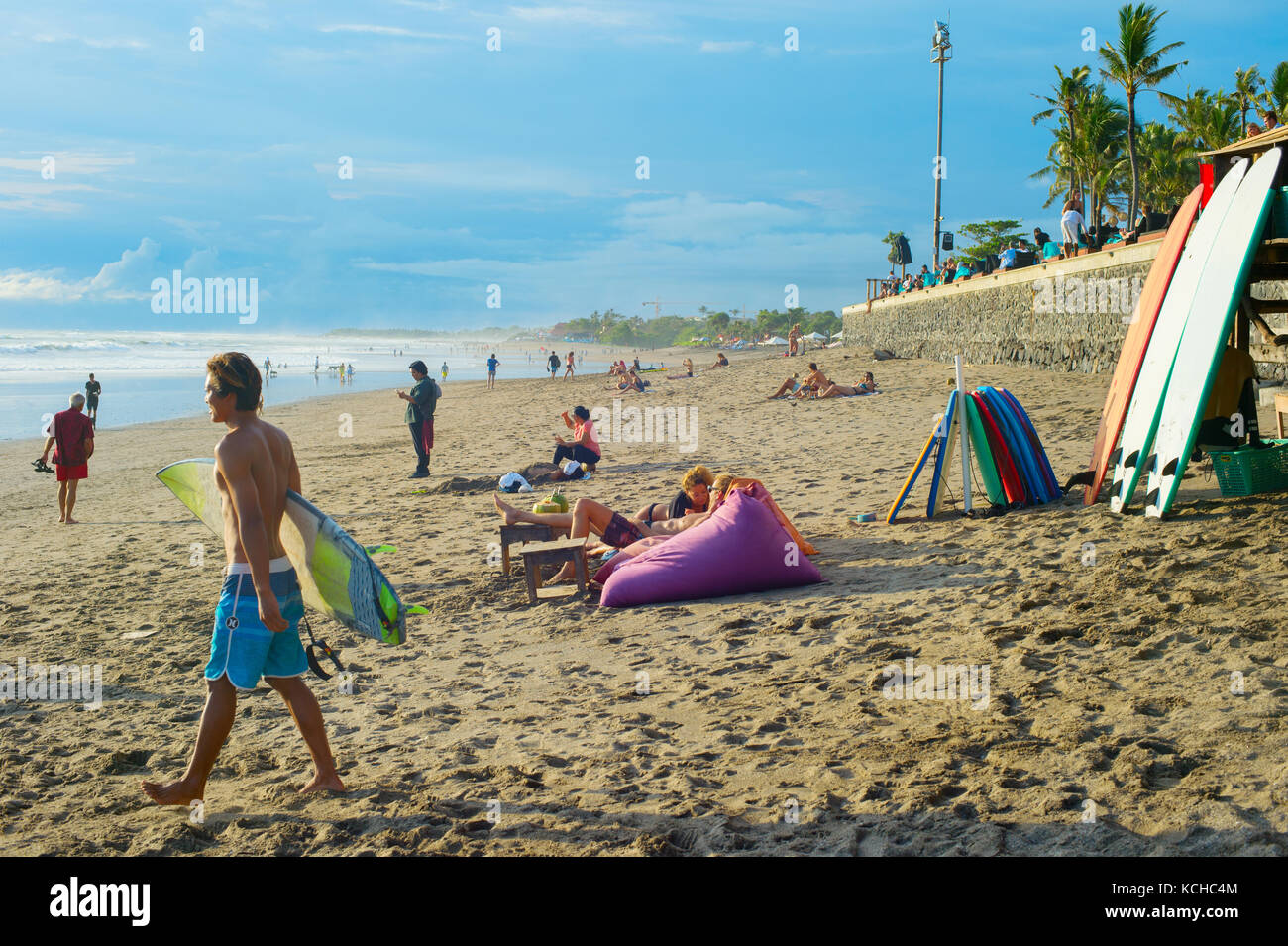 CANGGU, BALI, INDONÉSIE - Jan 19, 2017 : marche avec des surfers sur la plage de surf. L'île de Bali est l'une des meilleures au monde destinations surf Banque D'Images