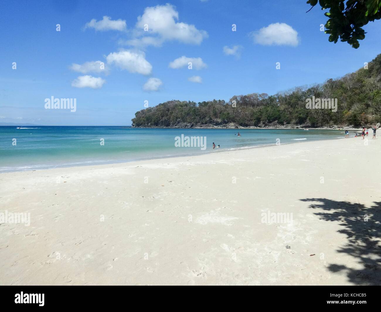 Plage de sable blanc et bleu de l'eau claire dans la destination d'été local de Siquijor Island Banque D'Images