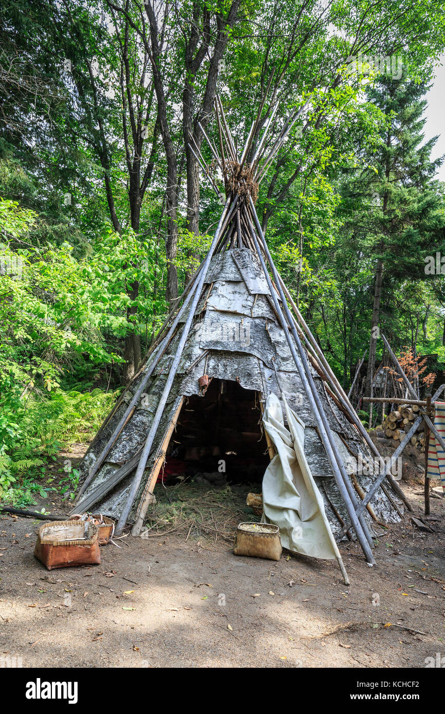 Campement autochtone de l'ojibwa ou le cri, les peuples des Premières Nations, le parc historique du Fort William, Thunder Bay, Ontario, Canada. Banque D'Images