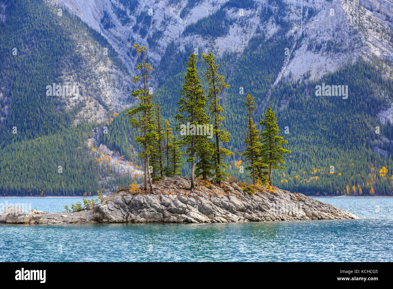 Rocky Island sur le lac Minnewanka, Banff National Park, Alberta, Canada Banque D'Images