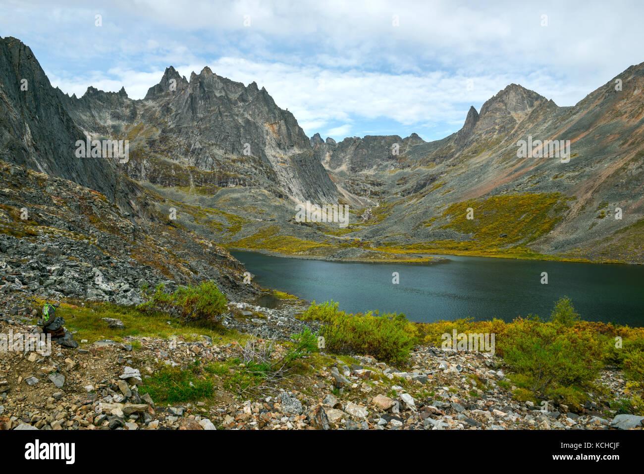 Grizzly Lake et le Mont Monolith, le parc territorial Tombstone, Yukon, Canada Banque D'Images