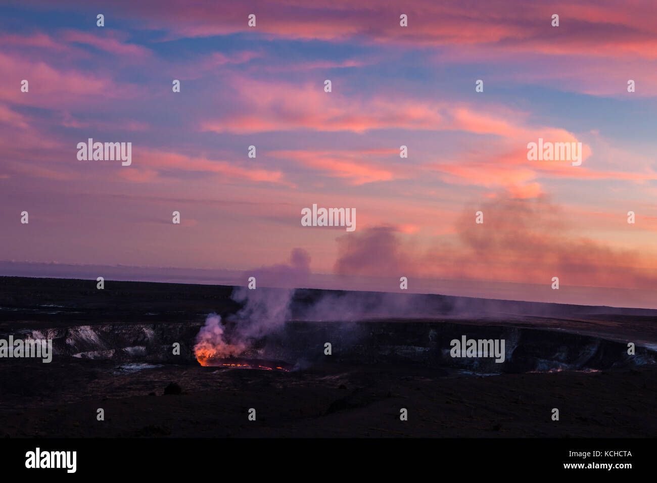 Halema'uma'u cratère du volcan Kilauea dans la soirée, Île d'Hawaï Banque D'Images