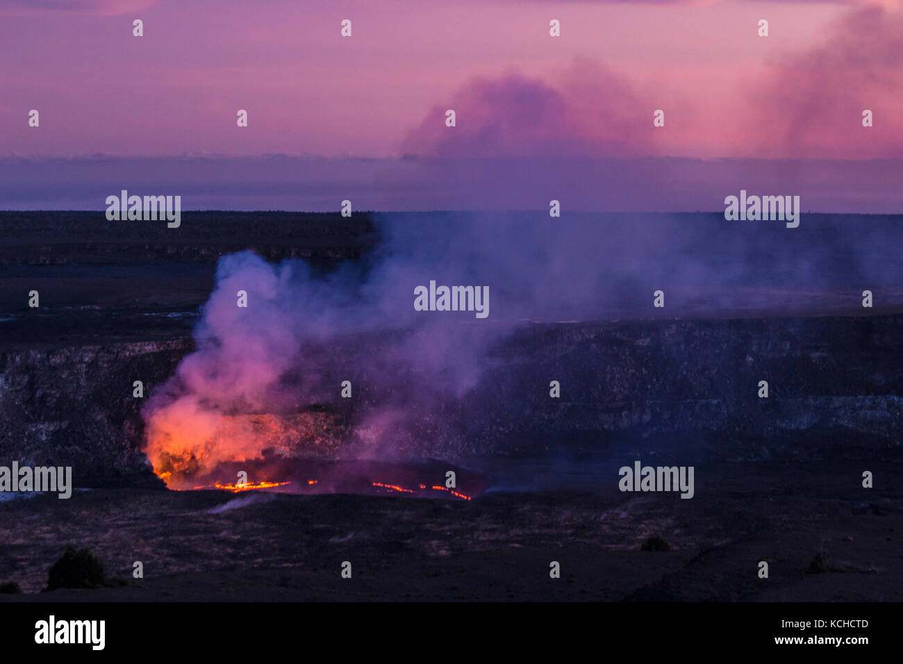 Éruption, Halema'uma'u cratère du volcan Kilauea dans la soirée, Île d'Hawaï Banque D'Images