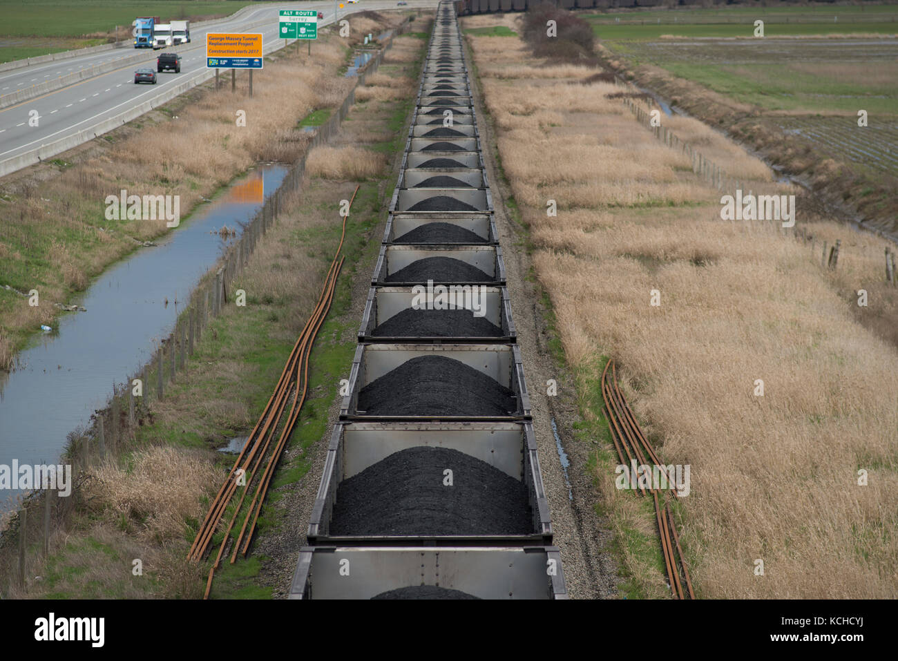 Le Canadien Pacifique (CP) Train de charbon à Delta (Colombie-Britannique) Canada s'approche de son terminus de superport Roberts Bank Banque D'Images