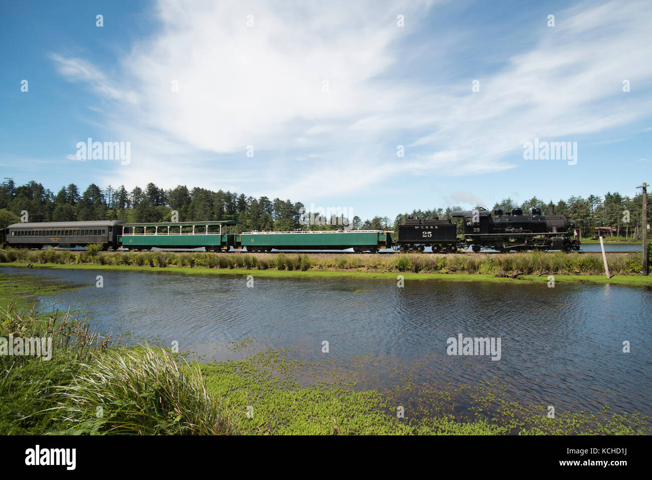 Côte de l'Oregon Scenic Railroad passe Smith Lake près de Garibaldi, Oregon, USA Banque D'Images