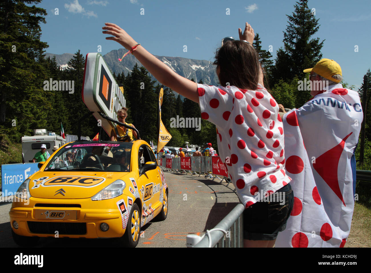 CHAMROUSSE, FRANCE, 18 JUILLET 2014 : caravane publicitaire du Tour de France.Un convoi de véhicules à caractère publicitaire, avant le passage de TH Banque D'Images