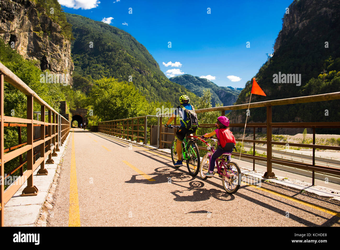 Tandem de père et fille, en famille à vélo itinéraire Alpe Adria - Frioul-Vénétie Julienne, Italie Banque D'Images