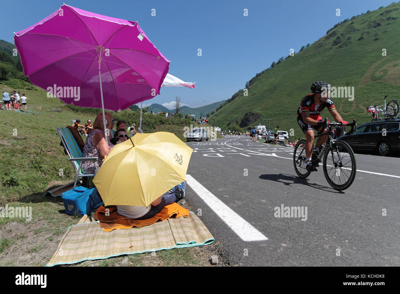 PIERRE SAINT-MARTIN, FRANCE, 14 juillet 2015 : les spectateurs attendent le passage des coureurs du Tour de France à travers les chaînes de montagne de la Pyren Banque D'Images