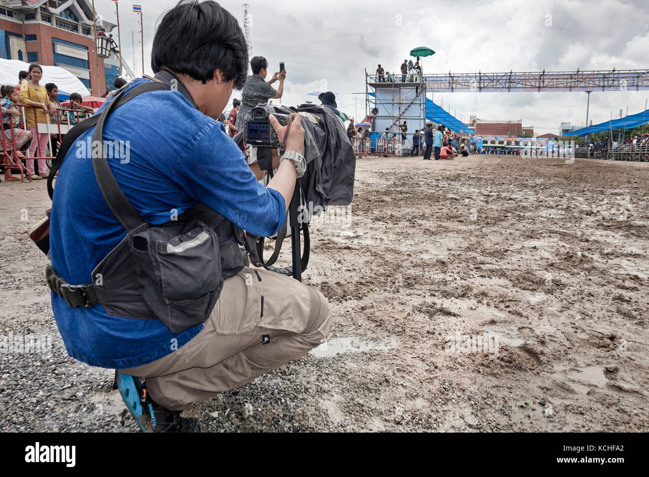 Photographe sur le tournage, l'emplacement de l'événement en plein air. Téléobjectif. Banque D'Images