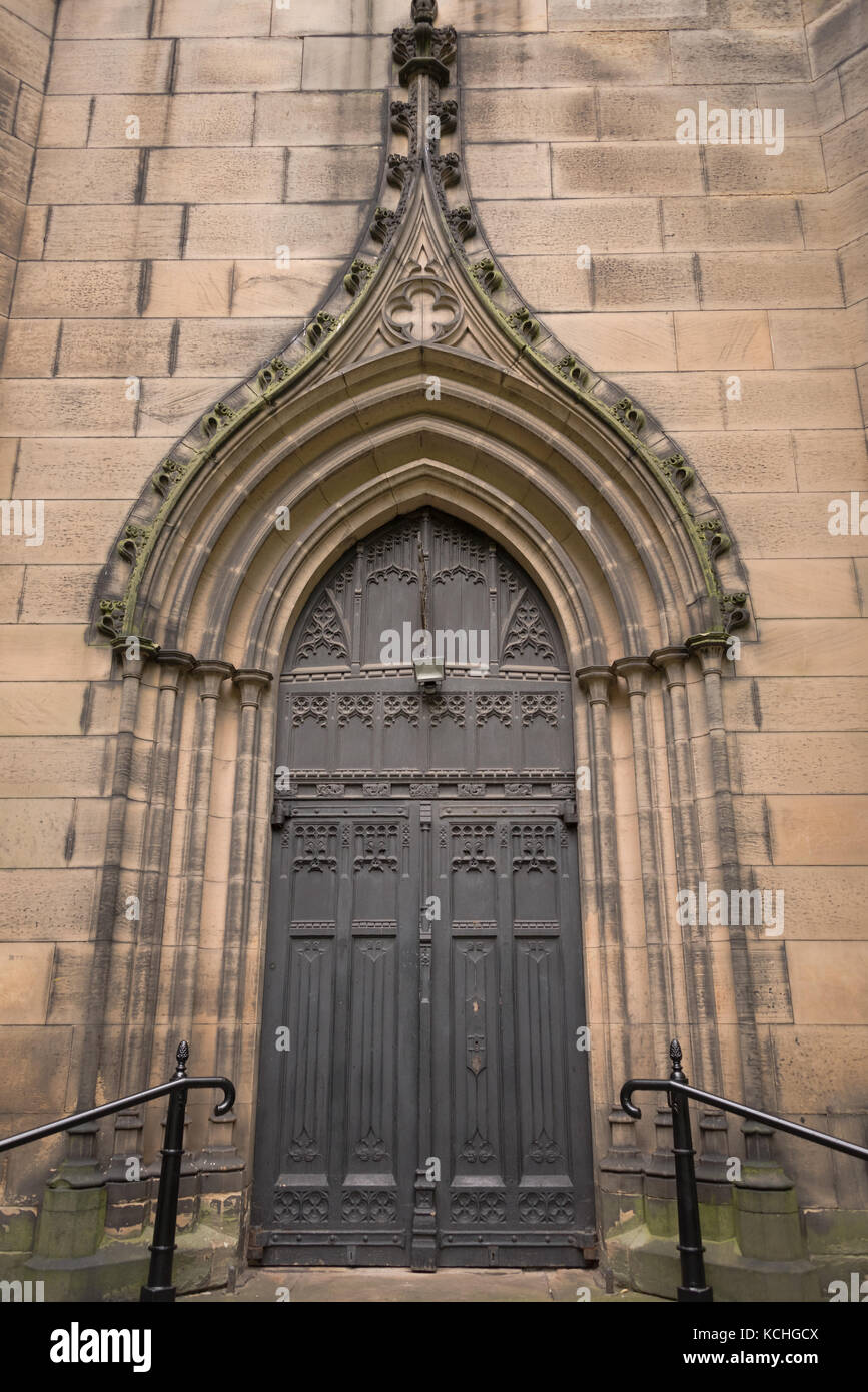 Portes de l'église orthodoxe serbe de Saint-Georges à Leicester, Angleterre. Banque D'Images