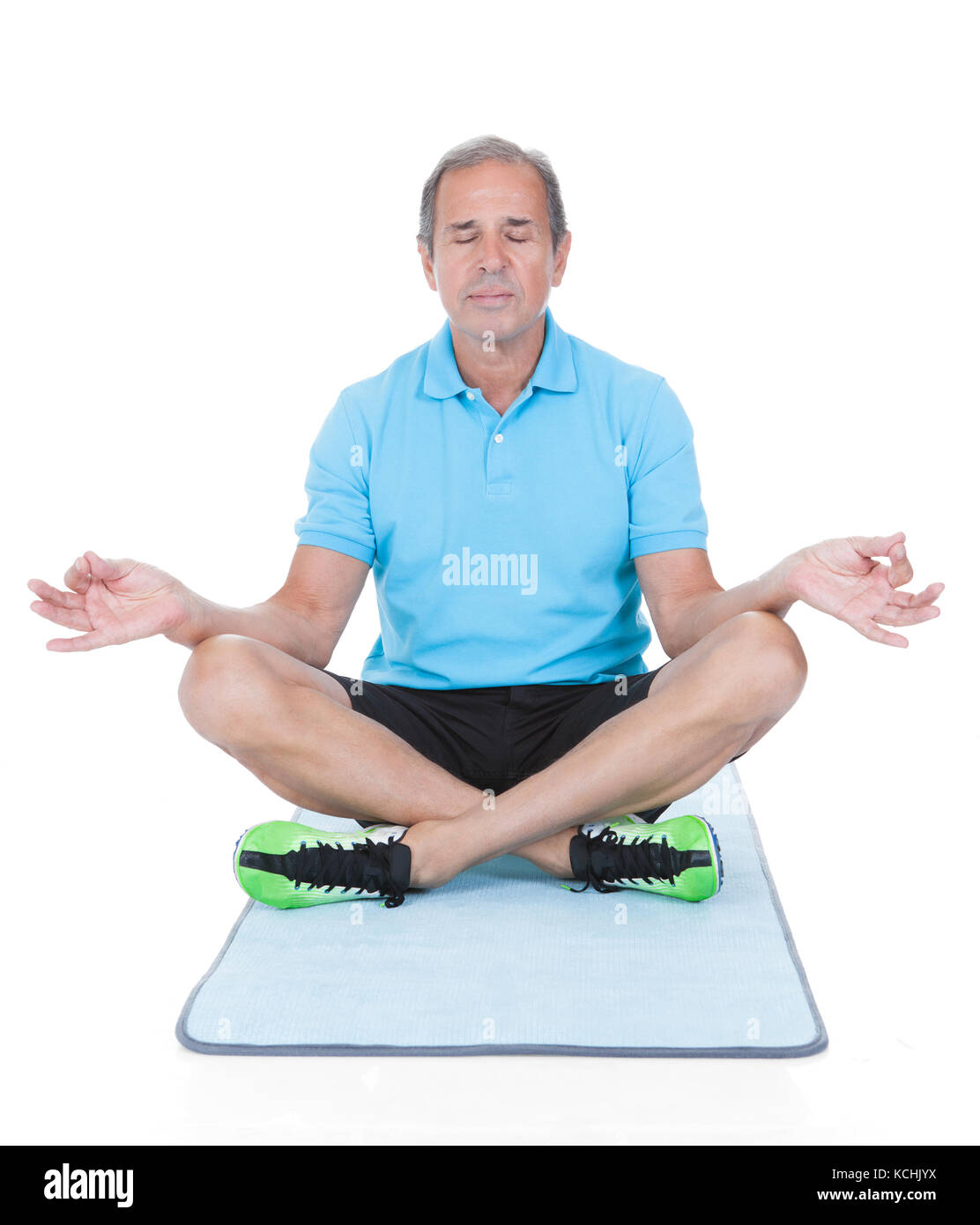 Man practicing yoga dans la position du lotus sur fond blanc Banque D'Images