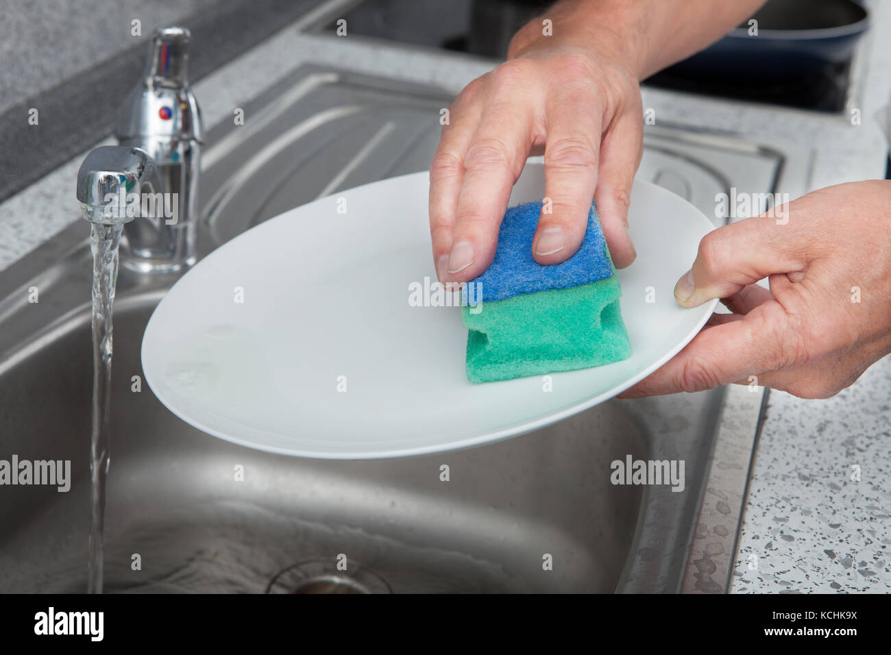 Close-up of Hand Plaque de nettoyage avec Scrubber Banque D'Images