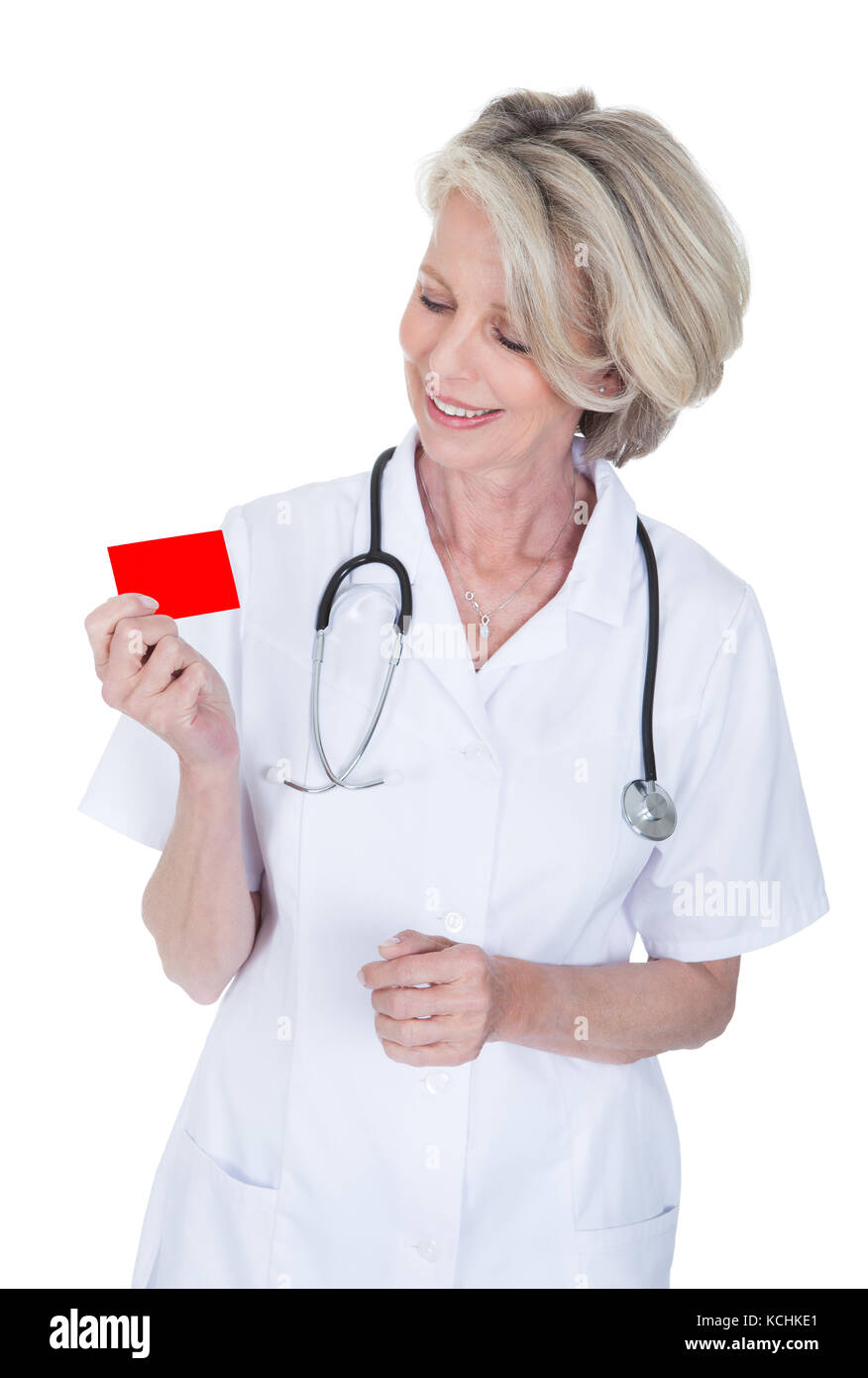 Mature Female Doctor Holding Cartes de visite sur fond blanc Banque D'Images