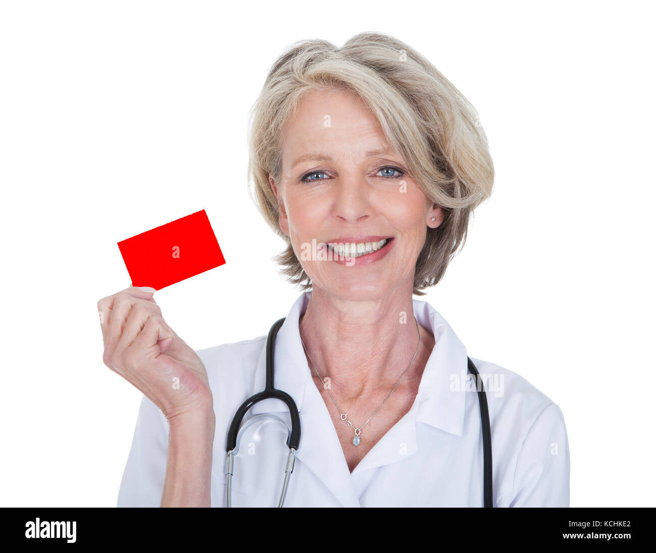 Mature Female Doctor Holding Cartes de visite sur fond blanc Banque D'Images