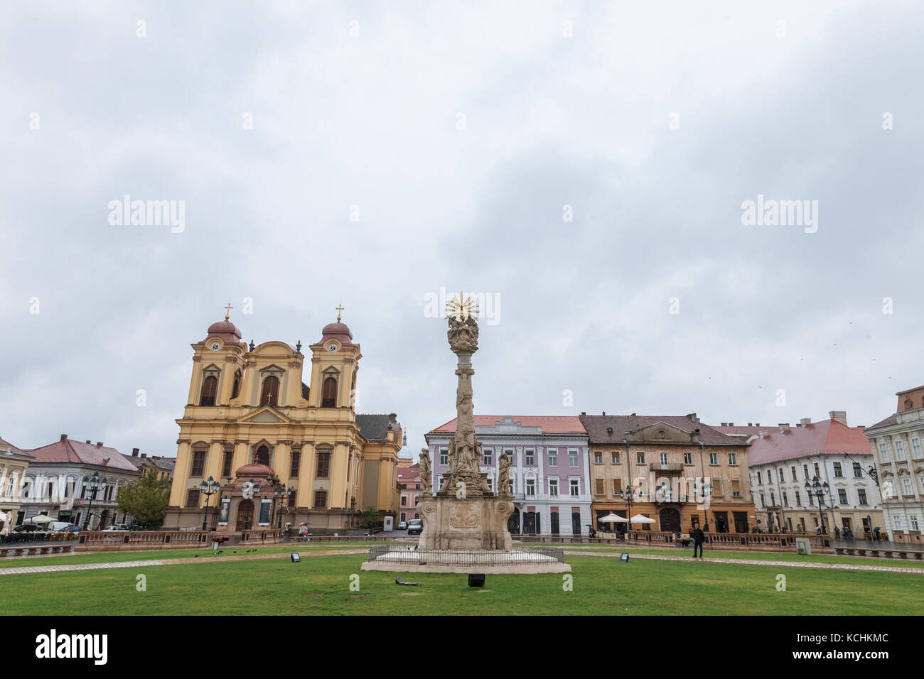 Timisoara, Roumanie - 21 septembre 2017 : l'unité square (Piata Unirii) prise lors d'un après-midi d'automne nuageux, l'église catholique romaine Saint George ca Banque D'Images