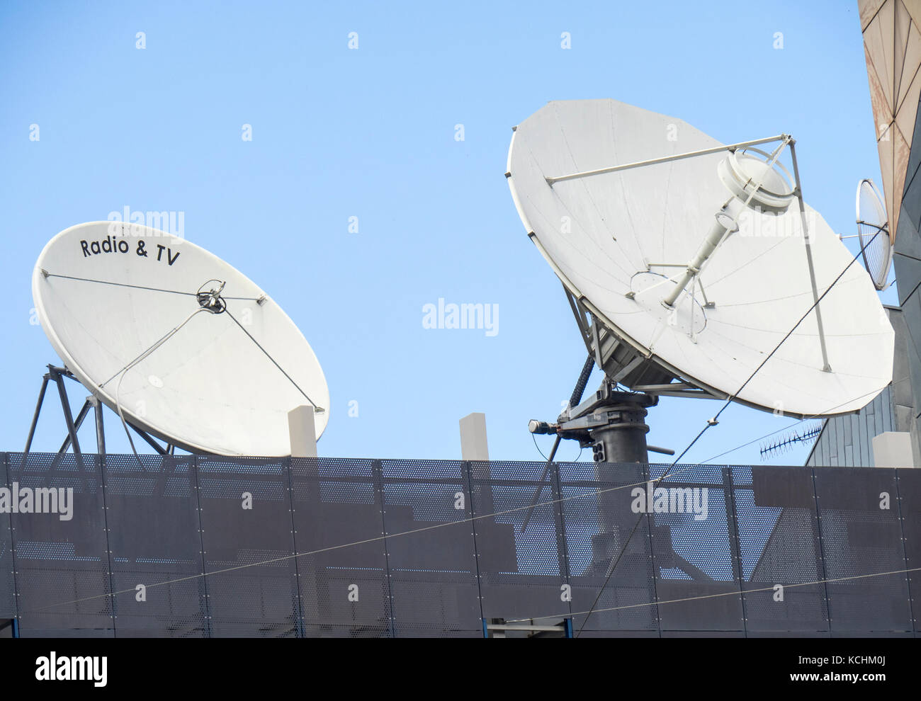Deux chaînes de radio et de télévision des paraboles sur le toit de la SBS studios en Federation Square, Melbourne Victoria en Australie. Banque D'Images