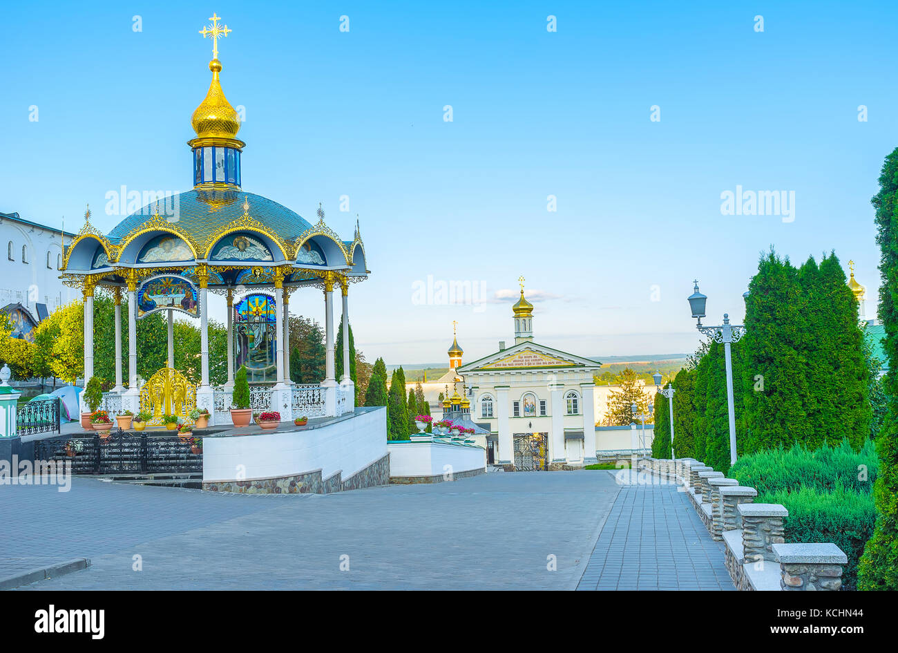 La vue sur pochayiv lavra complexe avec autel d'été et portes saintes sur l'arrière-plan, pochaiv, Ukraine Banque D'Images