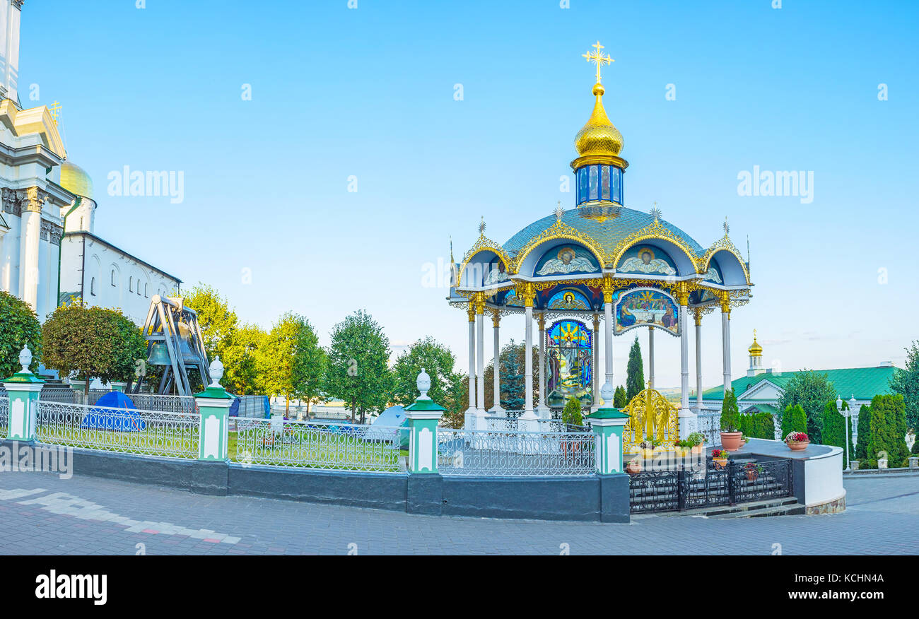 La vue sur l'autel d'été richement décoré, situé dans la cour de pochayiv lavra, Ukraine. Banque D'Images