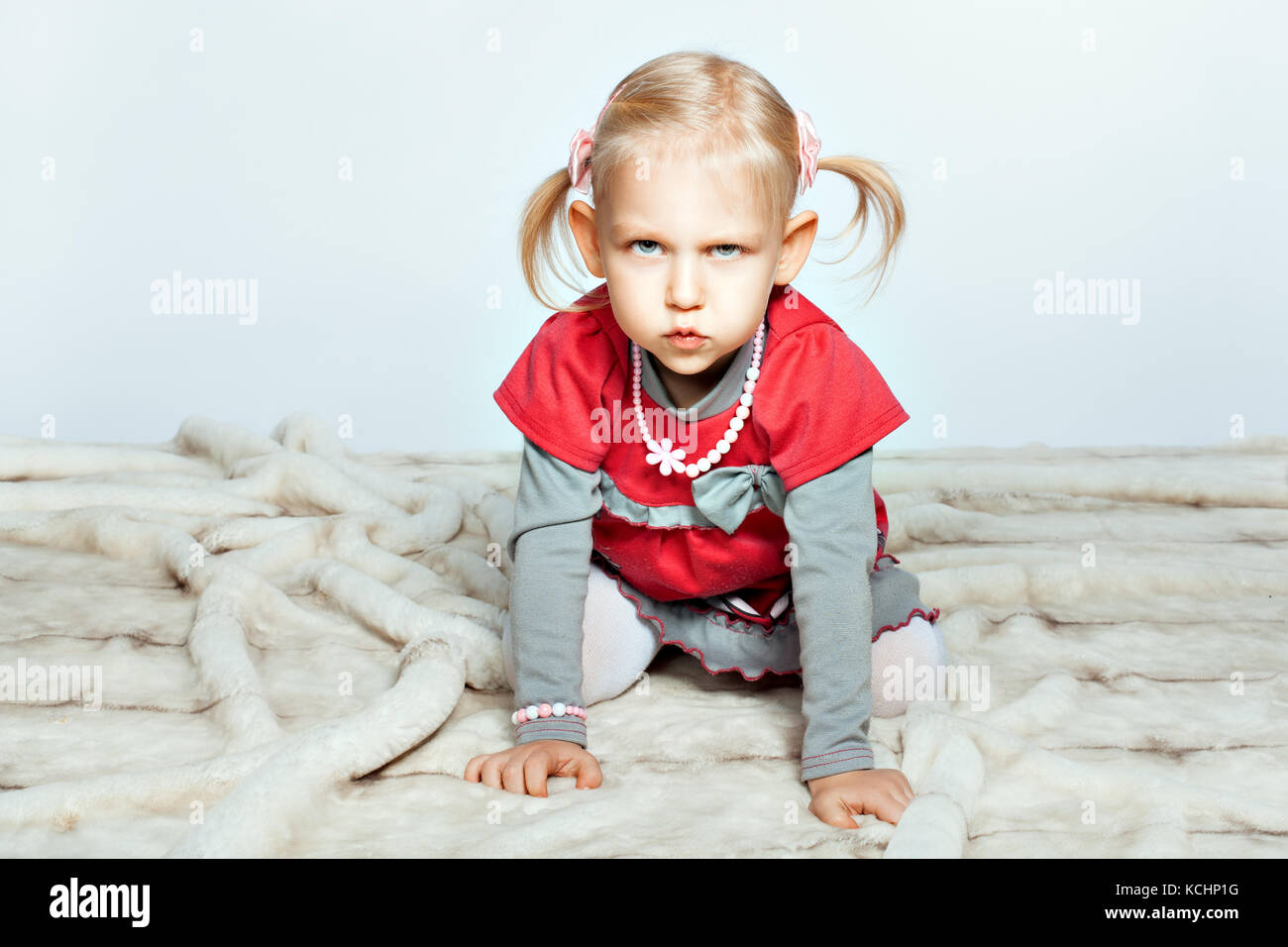 Bebe Fille Blonde Est Sur Tous Les Fours Et Grimaces Photo Stock Alamy