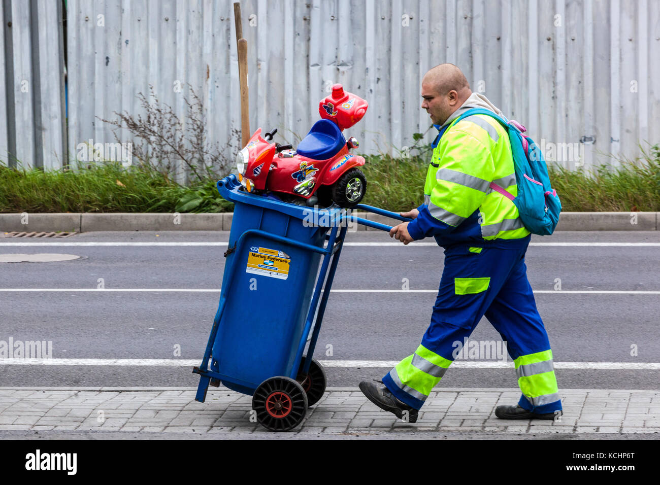 Nettoyage de l'employé de la ville avec son portable poubelle, République  Tchèque Photo Stock - Alamy