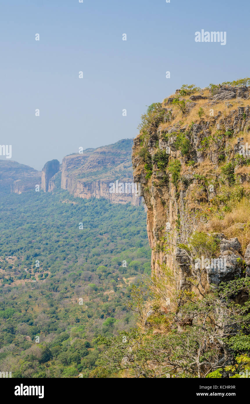 Photo de paysage de belles doucki canyon dans les hautes terres du Fouta Djalon durant la saison d'harmattan, Guinée, Afrique de l'ouest Banque D'Images