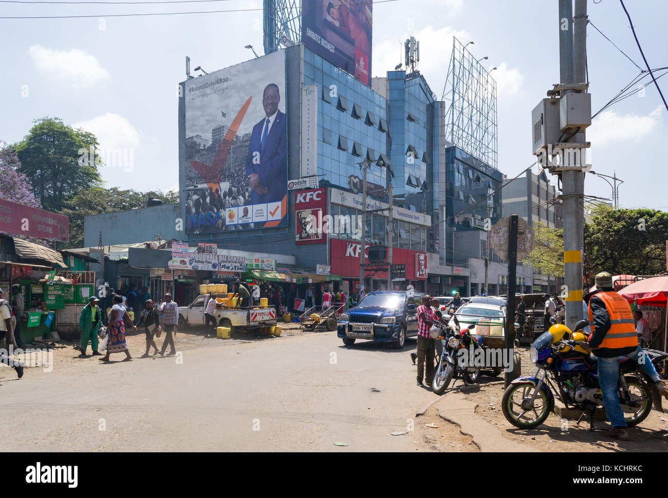 Westlands street de véhicules et de gens, KFC et grande annonce pour la NASA de l'ODM Raila Odinga, Nairobi, Kenya Banque D'Images