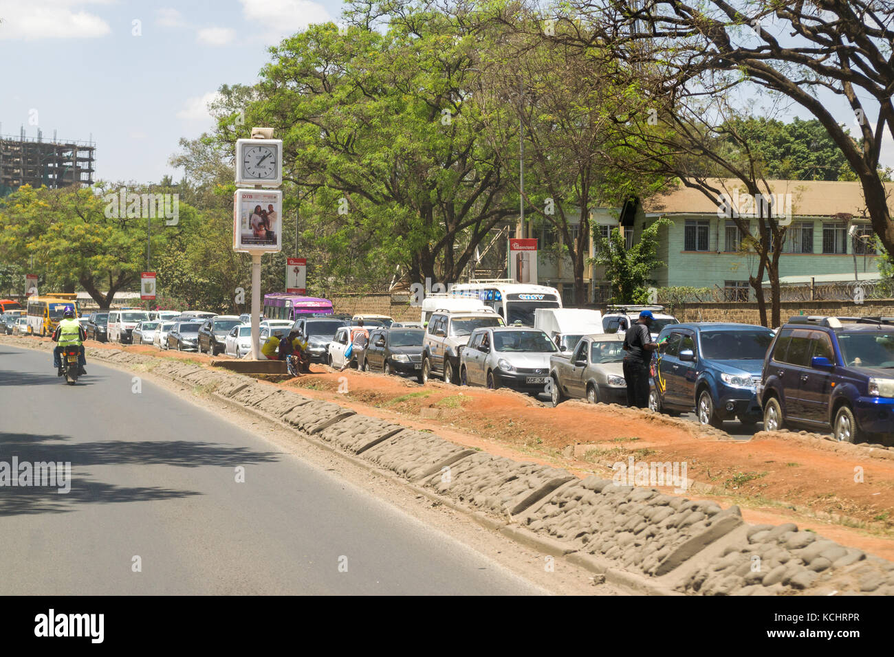 Bloqué dans le trafic de véhicules de la confiture à l'heure de pointe sur l'autoroute Uhuru dans Nairobi Central Business District (CBD), Kenya Banque D'Images