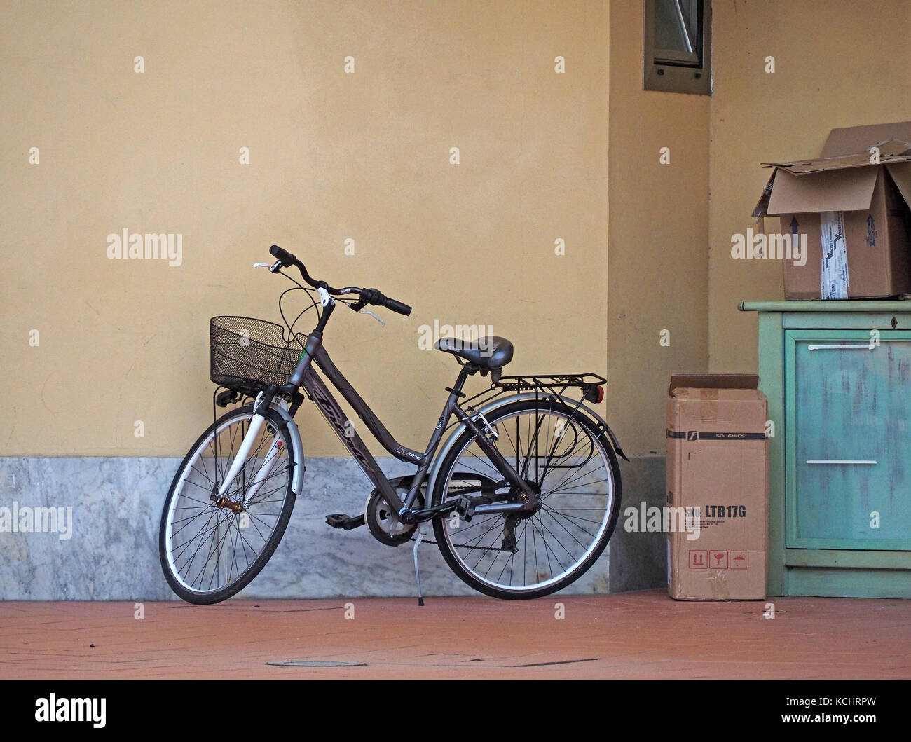 Shopper's bike stationné à côté de boîtes de carton en Toscane, Italie Banque D'Images