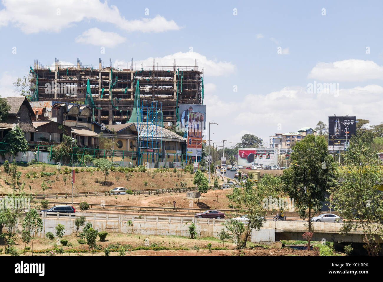 Vue sur autoroute Uhuru, Meru et Autoroute Nairobi Westlands avec bâtiment en construction, Nairobi, Kenya Banque D'Images