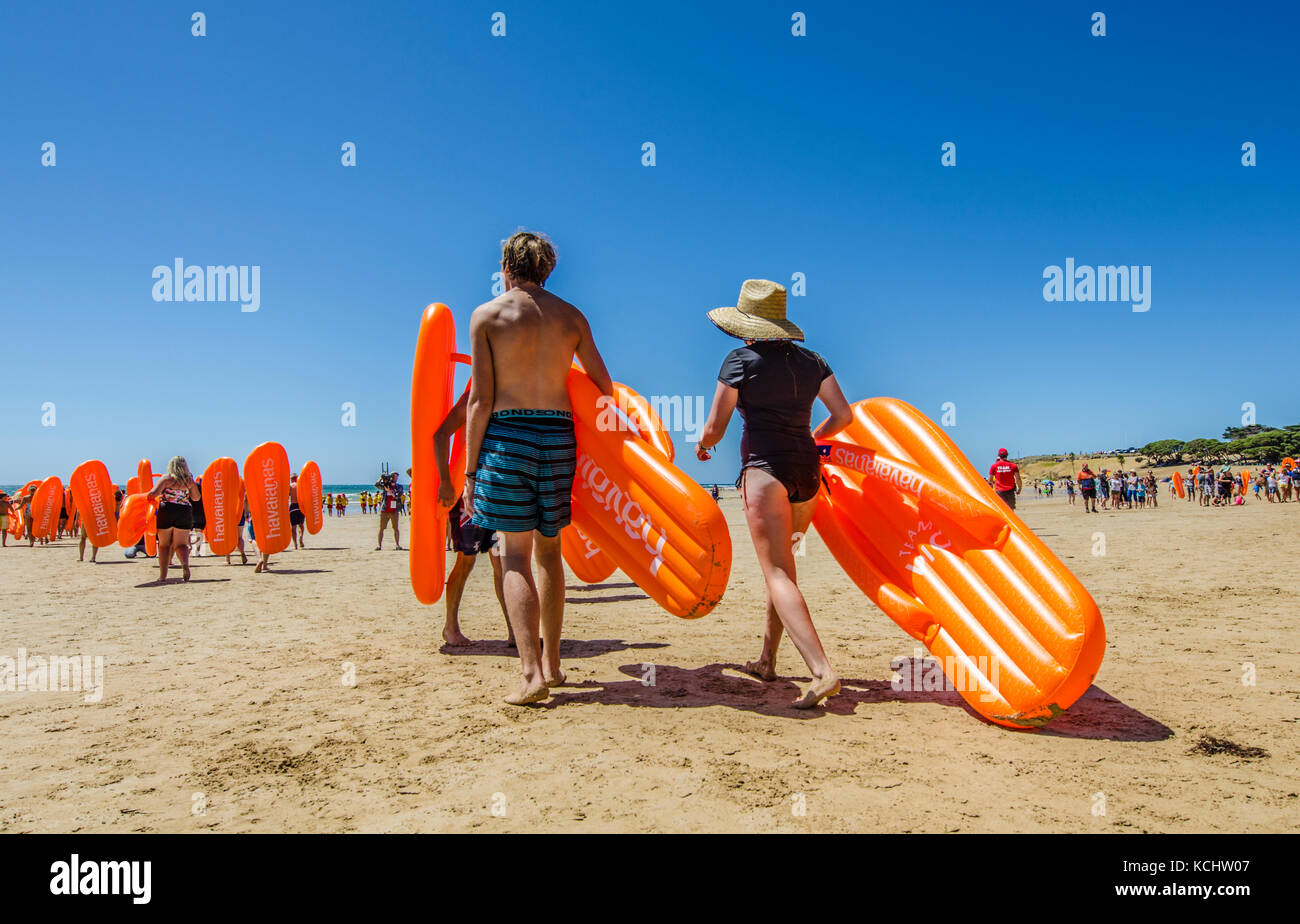 Amateurs de l'exercice inflatable Havianas tongs dans les vagues à l'Australie, l'événement annuel jour coin douillet, Torquay, Surf Coast, Victoria, Australie Banque D'Images