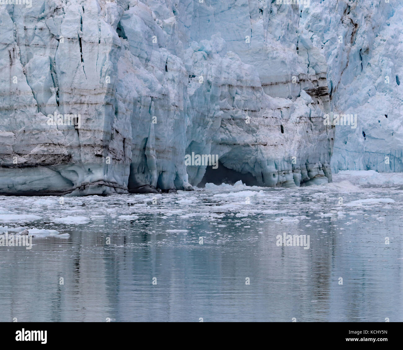 Caves commencent à former à la base des glaciers comme le fond de l'eau et la glace des veaux. margerie glacier mai 2017 Banque D'Images