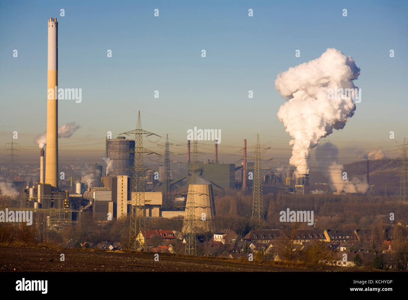 Allemagne, région de Ruhr, vue du tas de Schurenbach à Essen jusqu'à la fosse Prosper-Haniel à Bottrop. Deutschland, Ruhrgebiet, Blick von der Schurenbach Banque D'Images