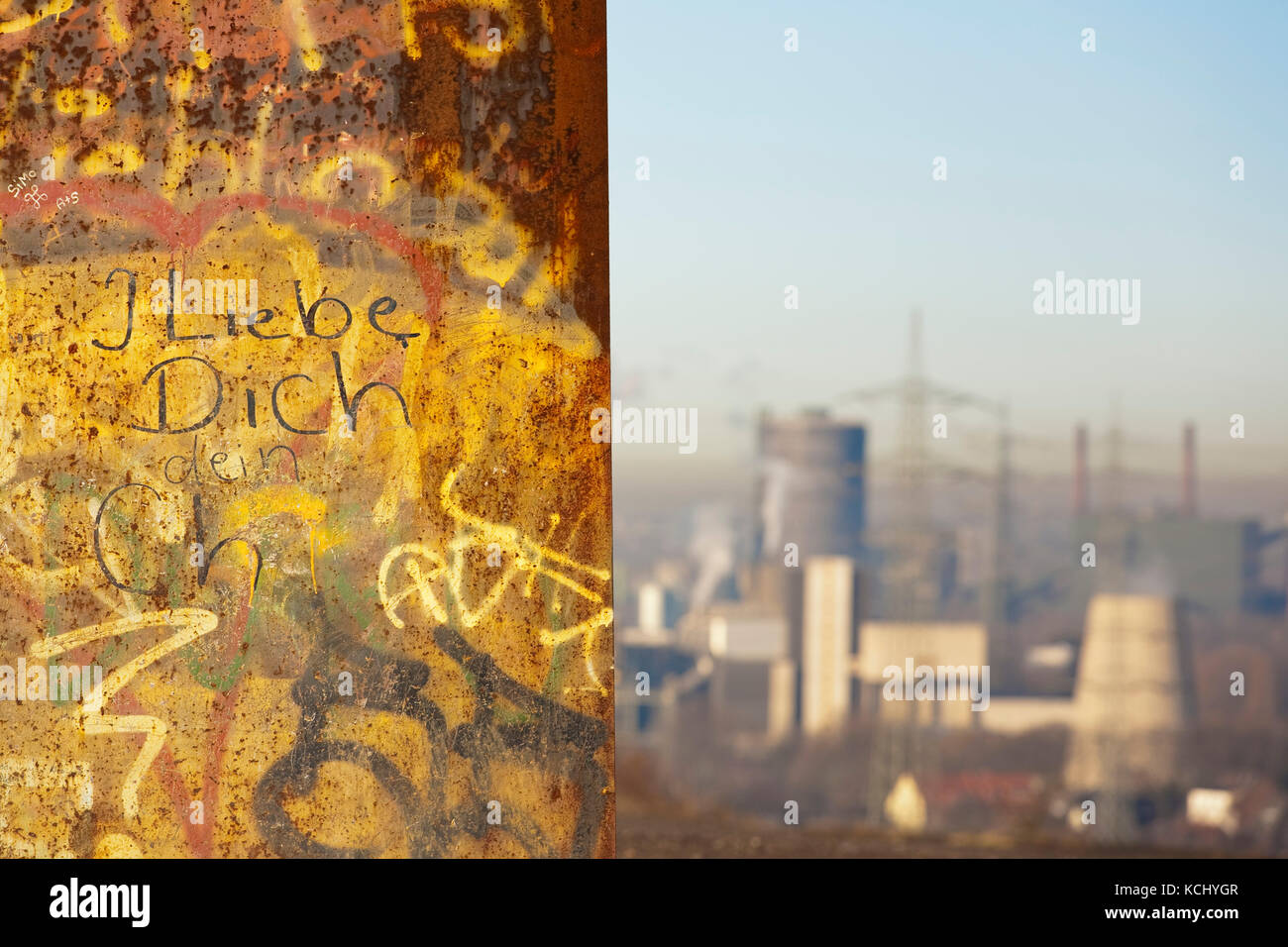 Allemagne, région de Ruhr, Essen, graffiti sur la dalle d'acier par Richard Serra sur le tas de Schurenbach, en arrière-plan la fosse Prosper-Haniel à Bottrop. Banque D'Images