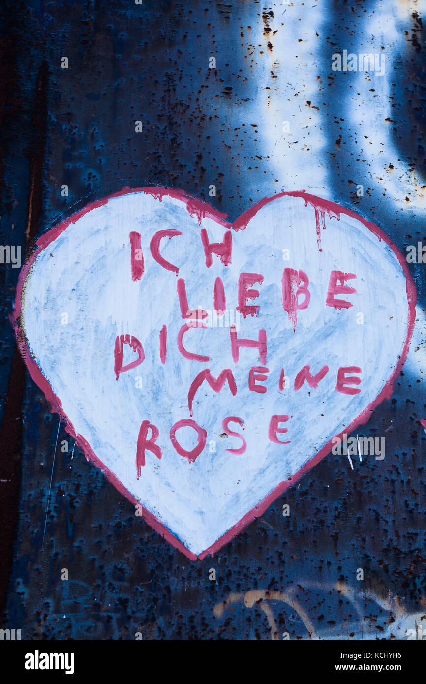 Allemagne, région de Ruhr, Essen, graffiti sur la dalle d'acier par Richard Serra sur le tas de Schurenbach. Deutschland, Ruhrgebiet, Essen, Graffiti auf der Sta Banque D'Images