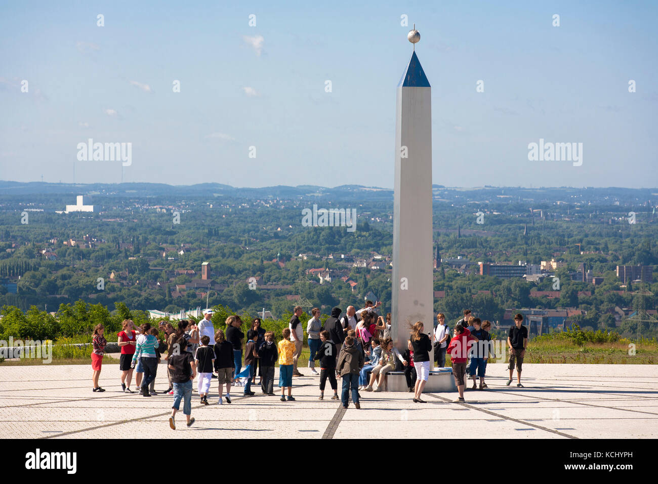 Allemagne, région de Ruhr, Herten, obélisque sur le tas Hoheward, l'obélisque est l'indicateur d'un grand cadran de sund. Deutschland, Ruhrgebiet, Herten, Obélisque Banque D'Images