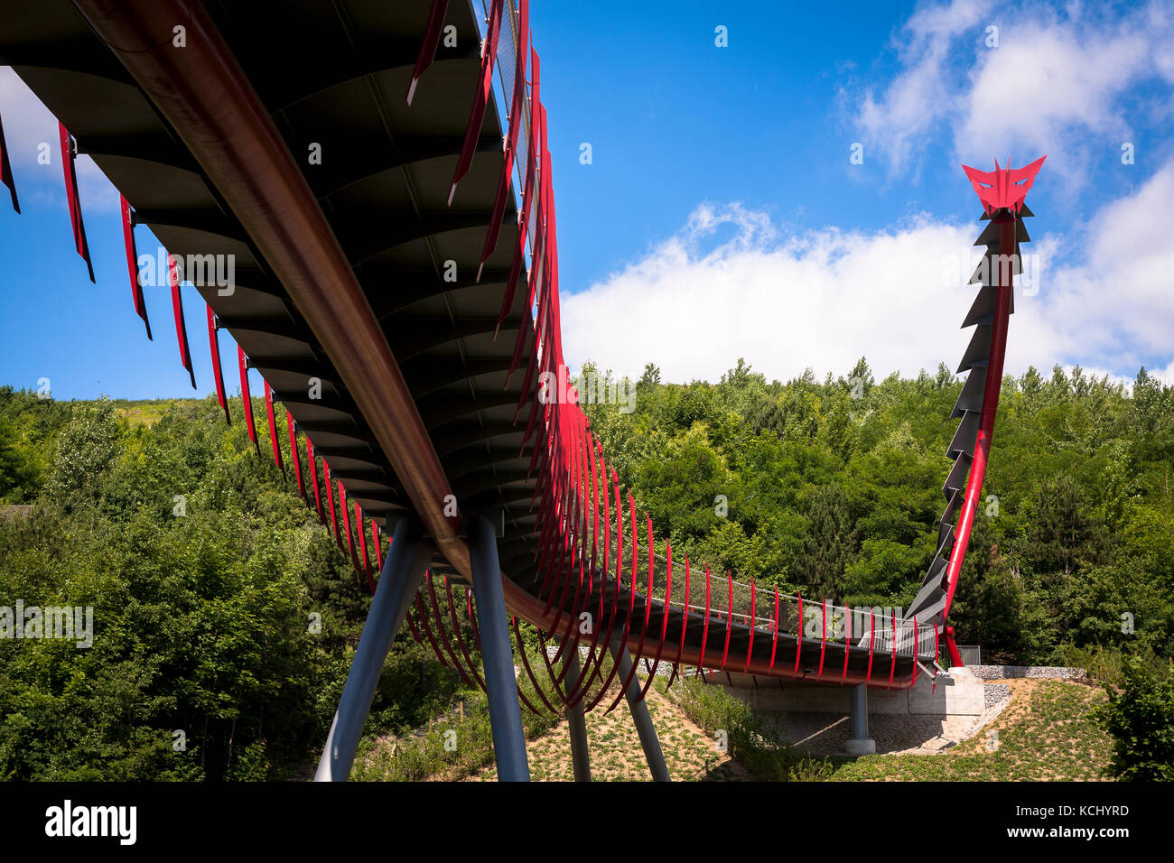 Allemagne, région de Ruhr, Herten, le pont Dragon de l'autre côté de la rue Cranger au tas Hoheward. Deutschland, Ruhrgebiet, Herten, die Drachenbruecke ueb Banque D'Images