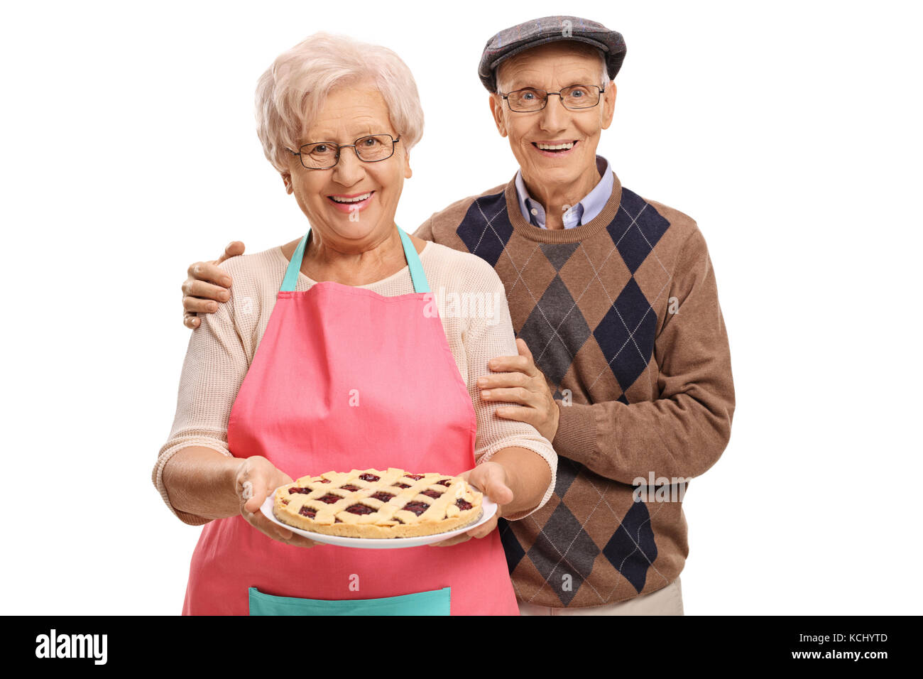 Couple avec un gâteau fraîchement cuit au four isolé sur fond blanc Banque D'Images