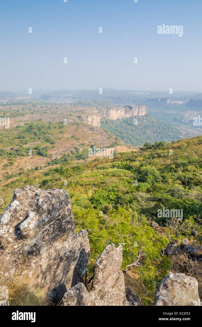 Photo de paysage de belles doucki canyon dans les hautes terres du Fouta Djalon durant la saison d'harmattan, Guinée, Afrique de l'ouest Banque D'Images