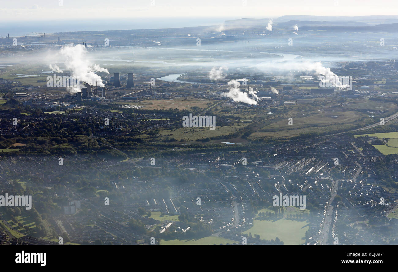 Vue aérienne d'un paysage industriel smokey Teesside, UK Banque D'Images