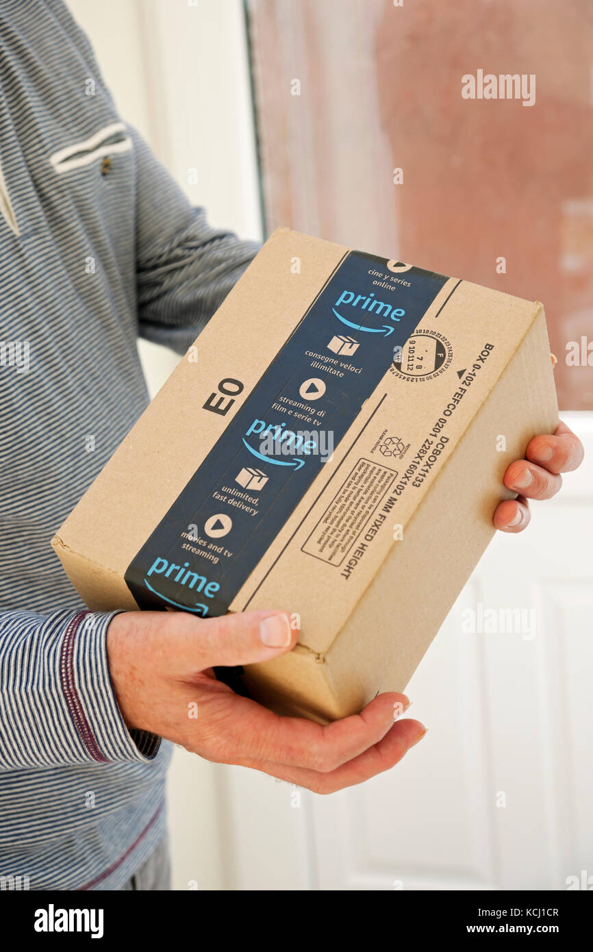 Gros plan de l'homme personne tenant Amazon prime box paquet colis home Internet shopping livraison Angleterre Royaume-Uni Royaume-Uni Grande-Bretagne Banque D'Images