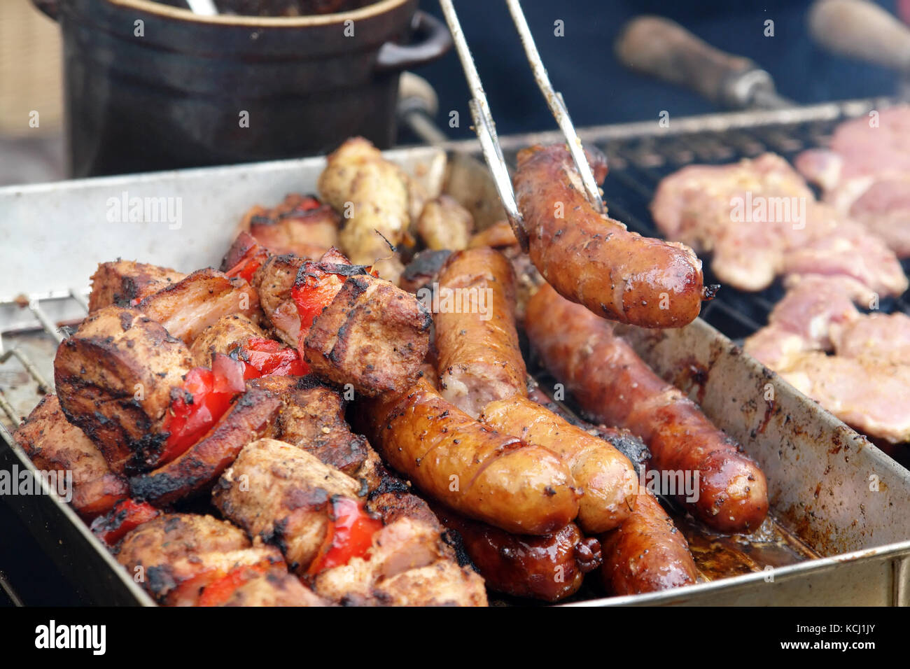 Les viandes rouges grillées, des brochettes de saucisses et brochettes au barbecue Banque D'Images