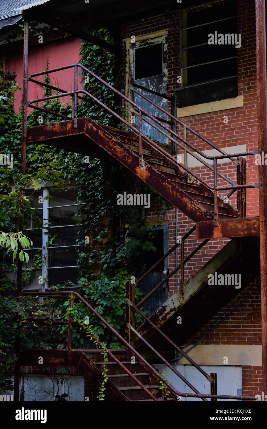 Effrayant creepy abandonné envahi par bâtiment avec un escalier de secours Banque D'Images