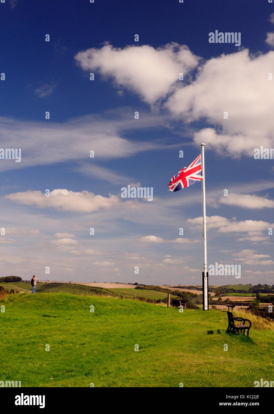 Une Union Jack battant sur de simples château, un éminent d'une colline donne sur la ville de simple. Banque D'Images