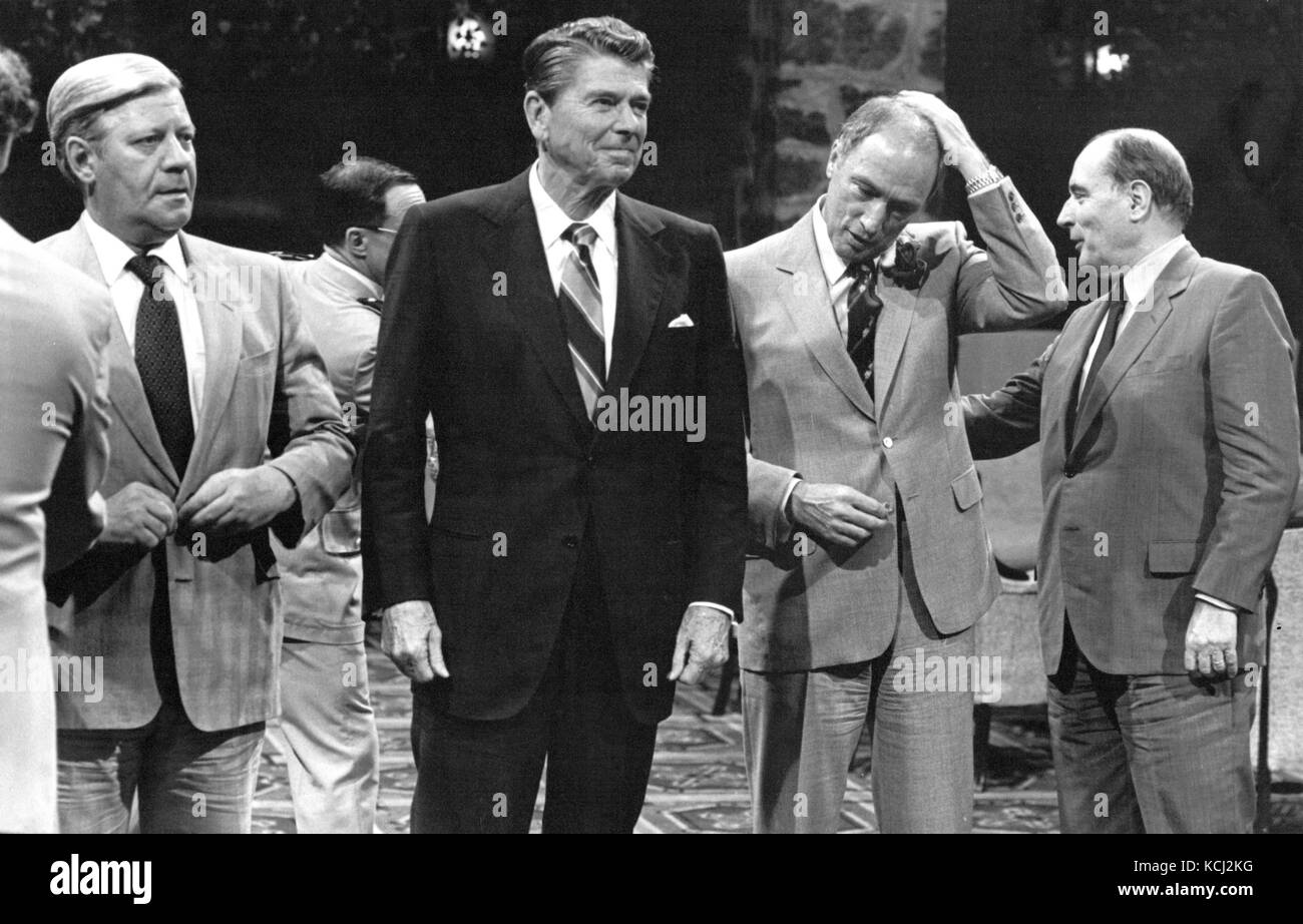 Les dirigeants du G-7 se préparent à poser pour une photo de groupe au Château Montebello à Montebello, Québec, Canada le 20 juillet 1981. De gauche à droite : le chancelier Helmut Schmidt, de l'Allemagne de l'Ouest, le président des États-Unis, Ronald Reagan, et le premier ministre Pierre Elliott Trudeau du Canada. Le mauvais temps a forcé la session de photo à déplacer à l'intérieur. Pool Crédit : CNP via /MediaPunch Banque D'Images