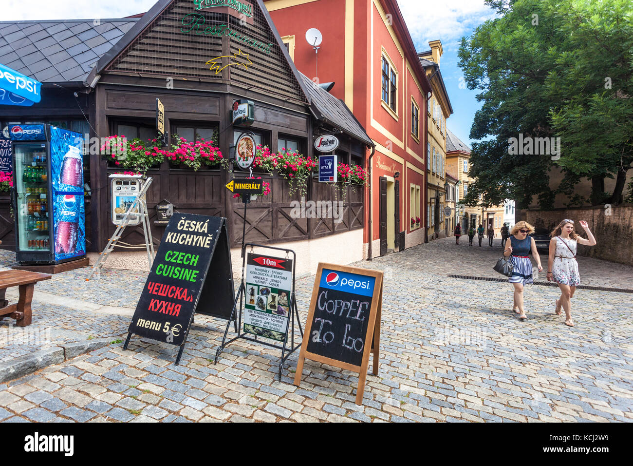 Kutna Hora République tchèque Les Touristes sur la rue pavée menant à la cathédrale St Barbara Banque D'Images
