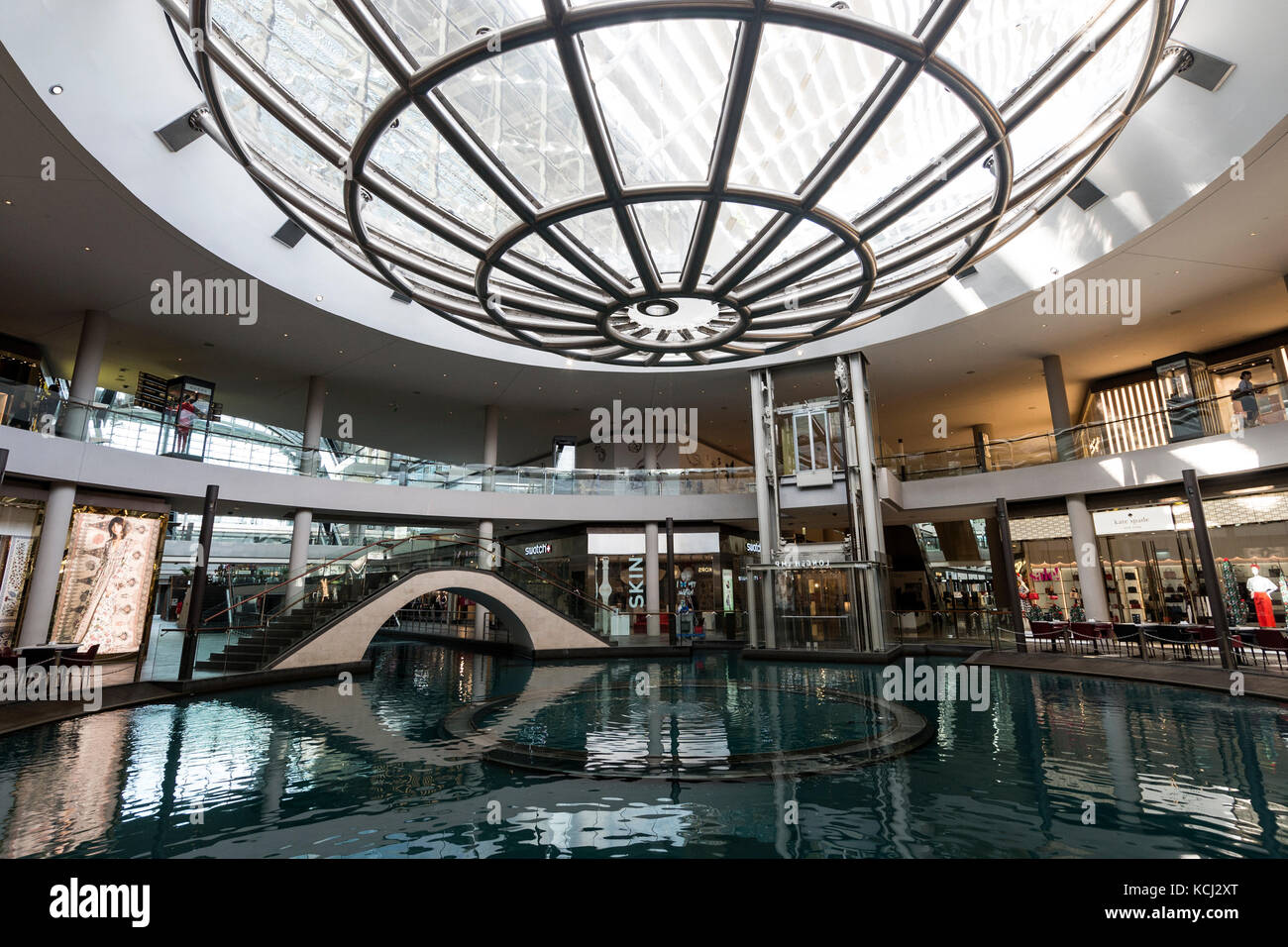 Magasins environnants autour d'une piscine avec un thème de Venise dans les Shoppes à Marina Bay Sands à Singapour. Le centre commercial est le plus grand centre commercial de luxe Banque D'Images