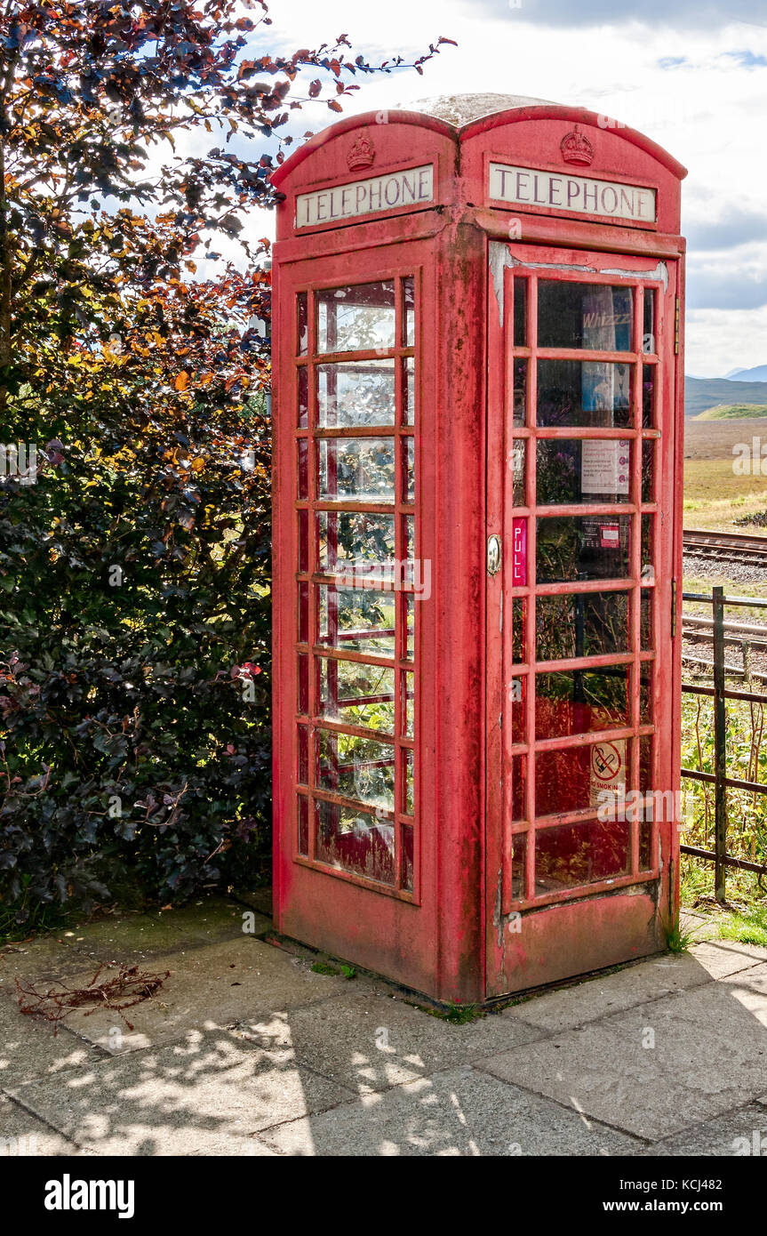 L'iconique, general post office red k6 téléphone fort situé dans le parking de Rannoch railway station Banque D'Images