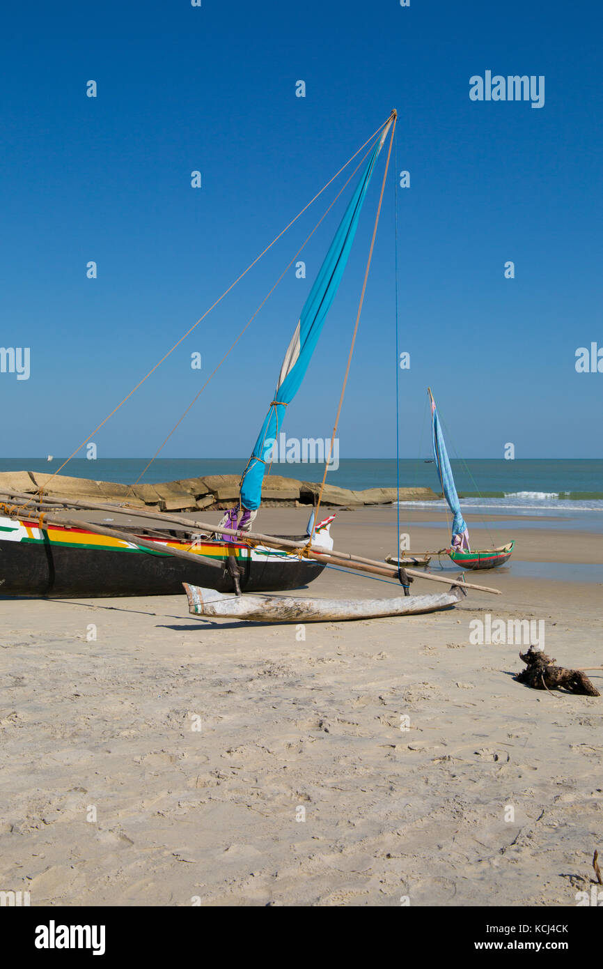 Les bateaux de pêche amarrés sur la plage, Morondava, Madagascar, 2017 Banque D'Images