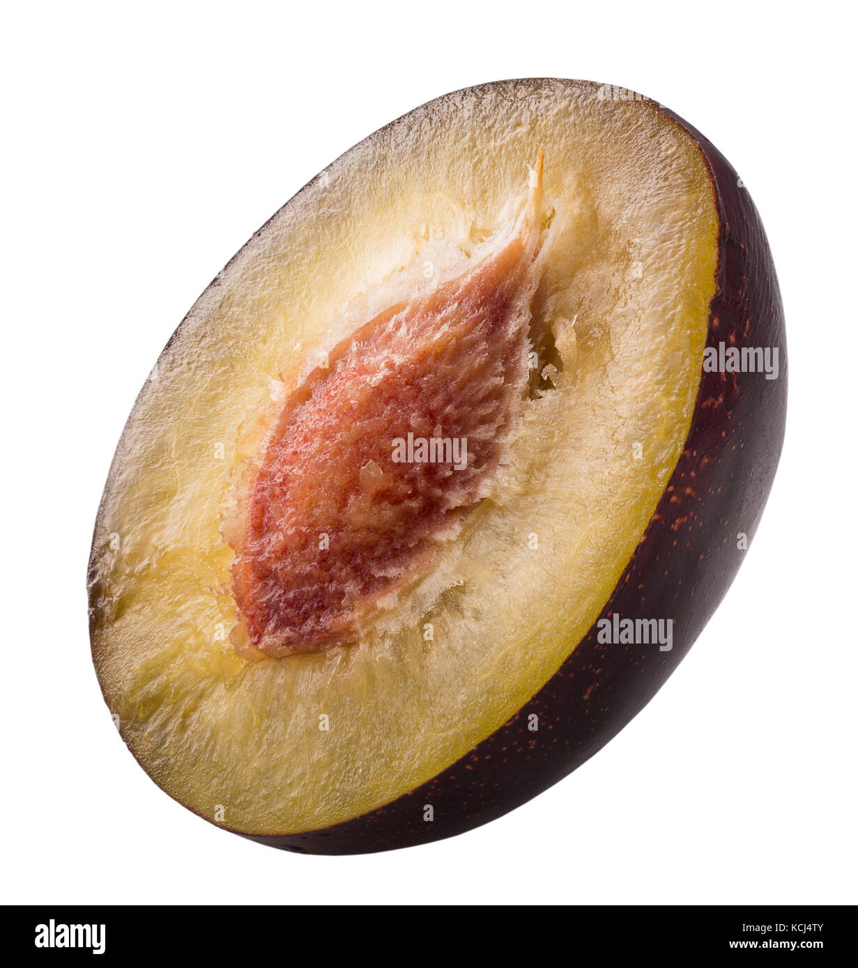 La moitié de prune isolé sur un fond blanc. Banque D'Images